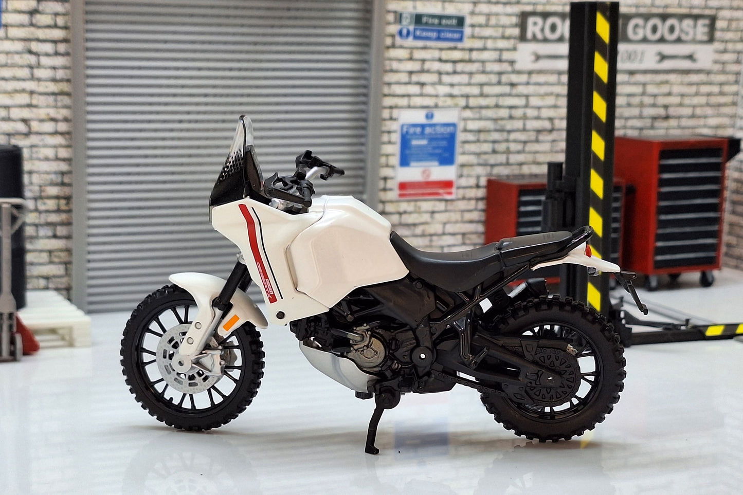 Ducati DesertX White  1:18 Scale