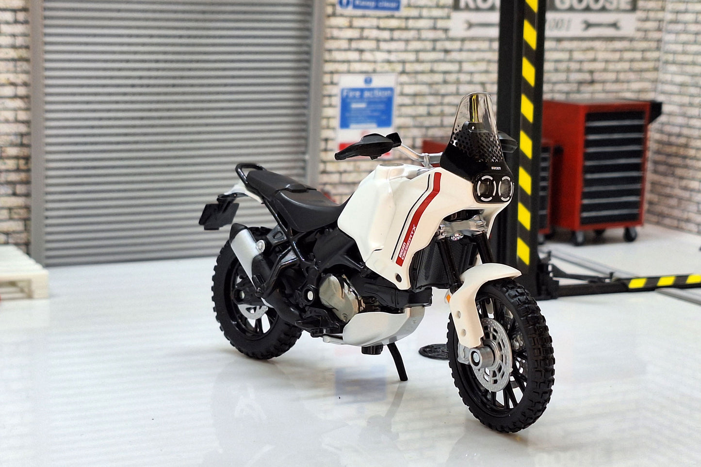 Ducati DesertX White  1:18 Scale