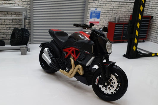 Ducati Diavel Carbon Black/red 1:12 Scale