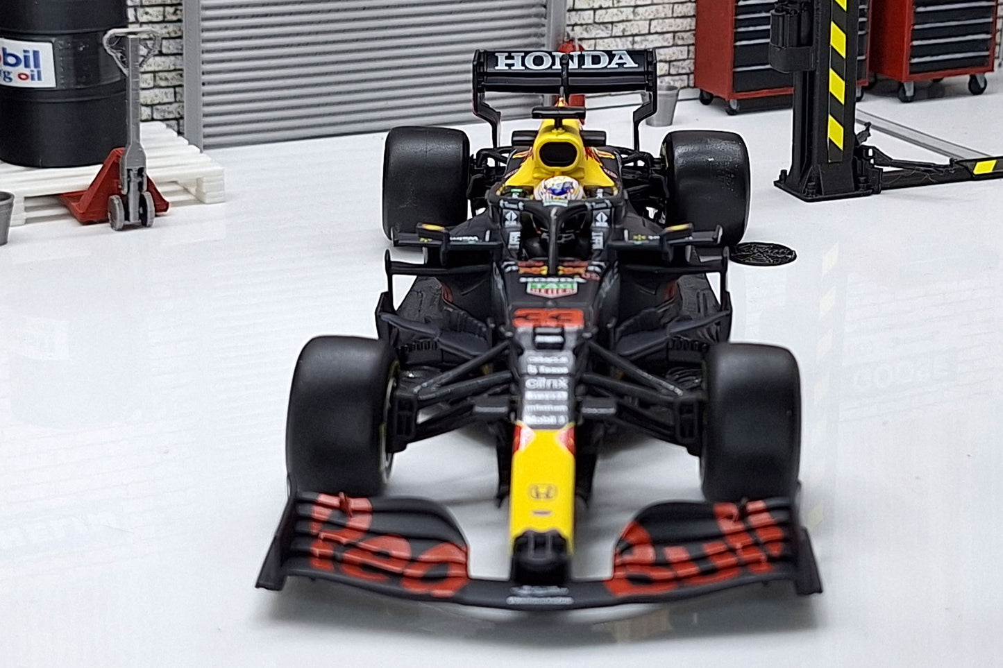 Red Bull Racing RB16  Formula 1 Max Verstappen Tyre Change 1:24 Scale Car