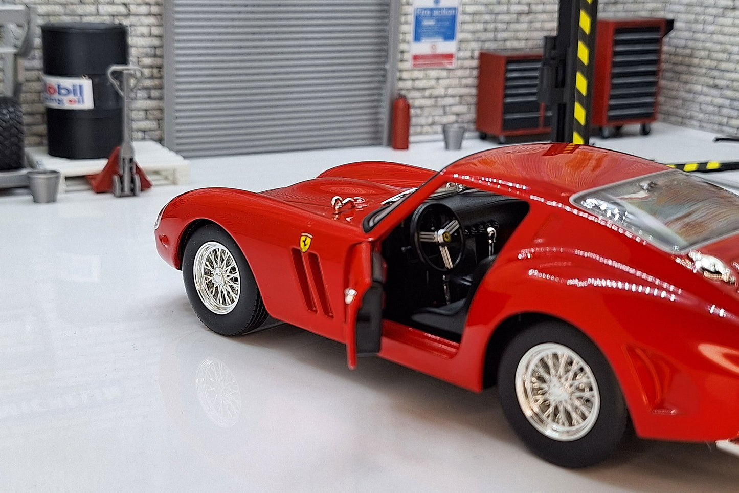 Ferrari 250 GTO - 1962 1:24 Scale Car Model in Display Case