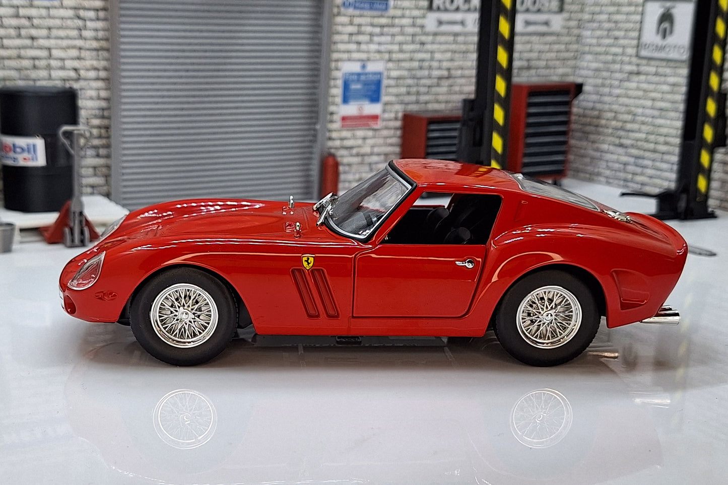 Ferrari 250 GTO - 1962 1:24 Scale Car Model in Display Case