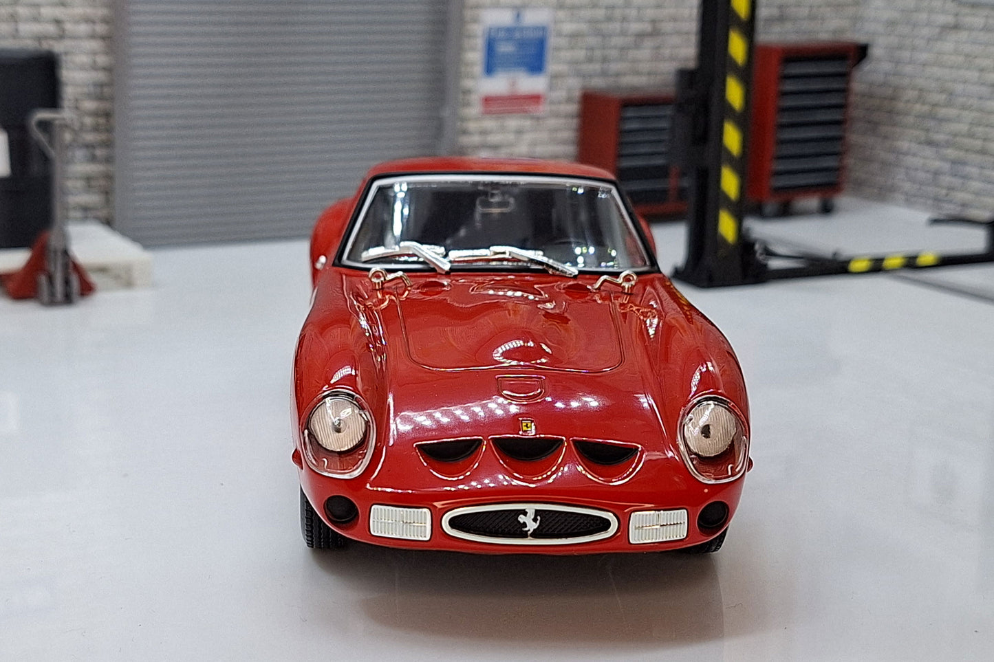 Ferrari 250 GTO - 1962 1:24 Scale Car Model in Display Case