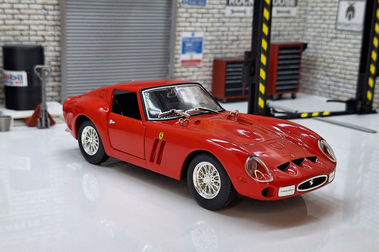 Ferrari 250 GTO - 1962 1:24 Scale Car Model in Display Case