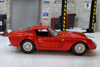 Ferrari 250 GTO - 1962 1:24 Scale Car Model in Display Case