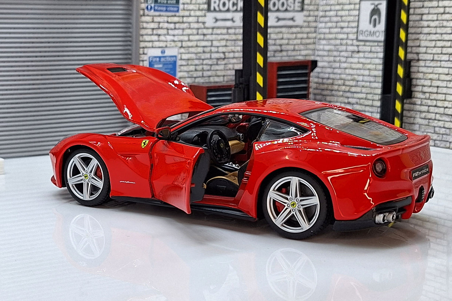 Ferrari F12 Berlinetta 1:24 Scale Car Model