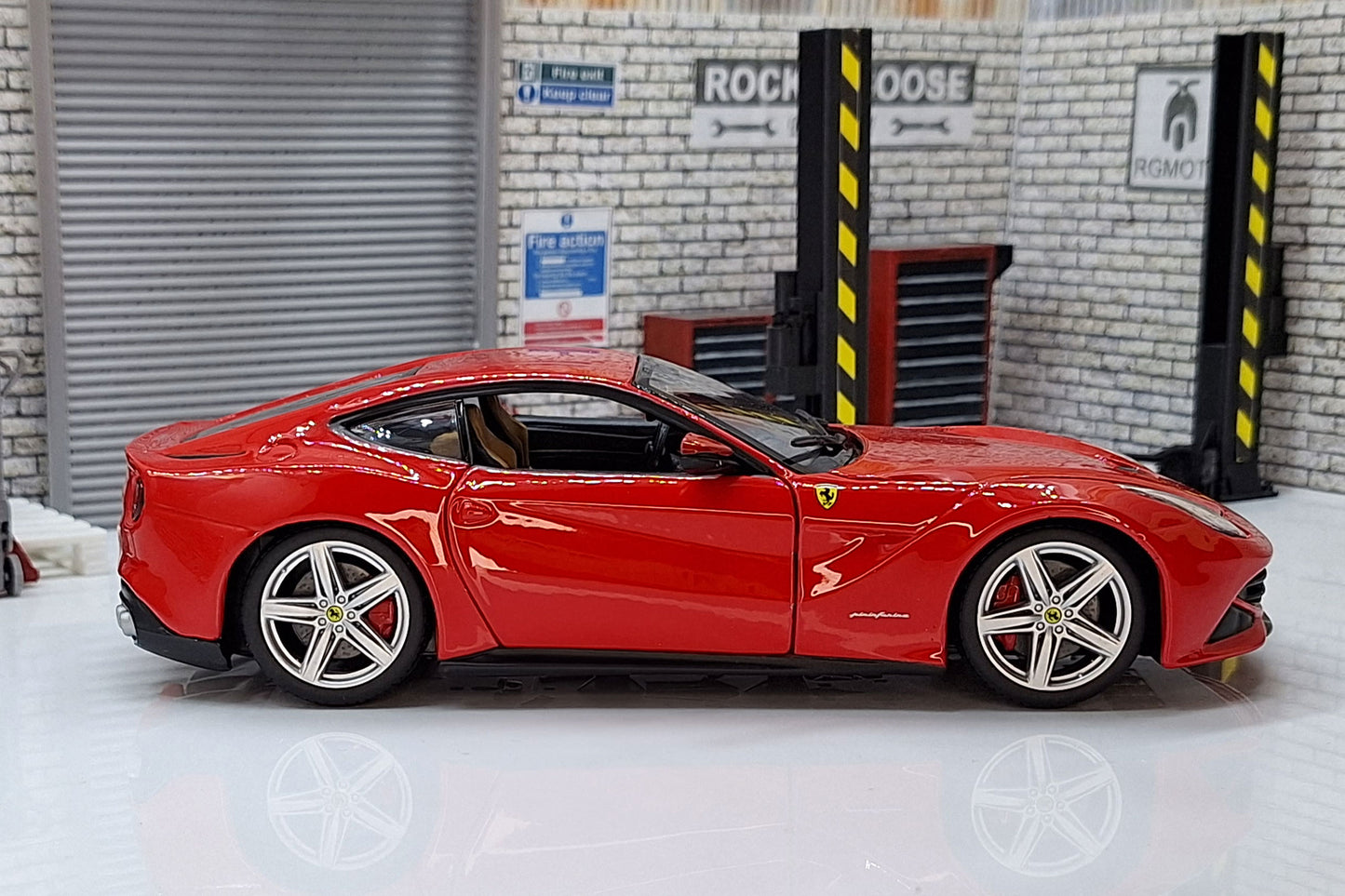 Ferrari F12 Berlinetta 1:24 Scale Car Model