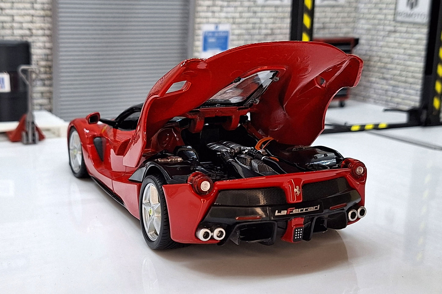 Ferrari LaFerrari - 2013 1:24 Scale Car Model in Display Case