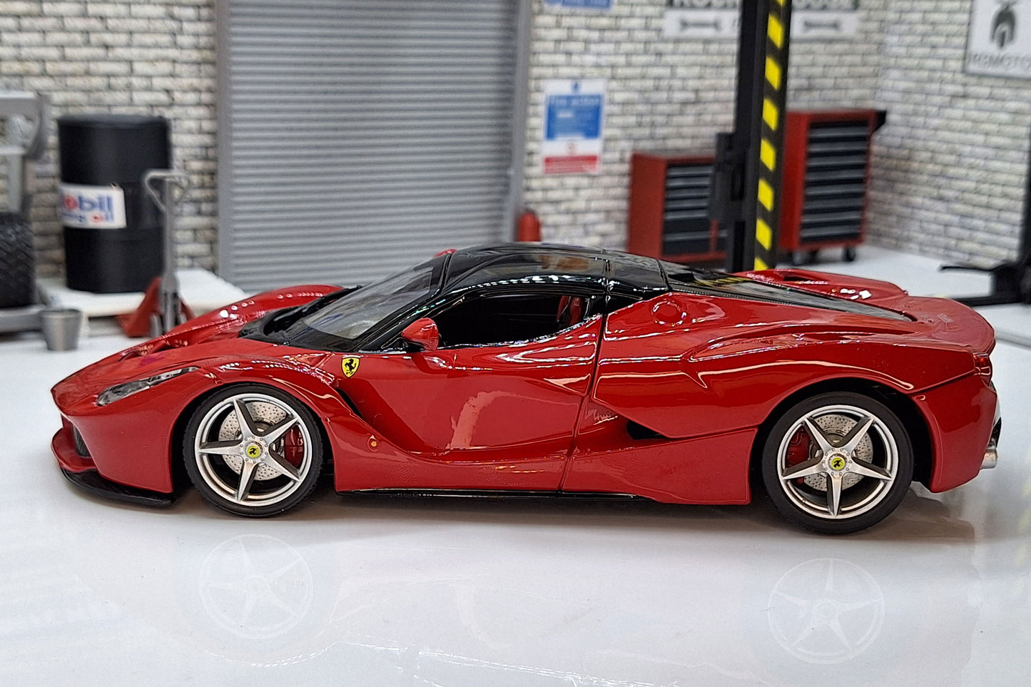 Ferrari LaFerrari - 2013 1:24 Scale Car Model in Display Case