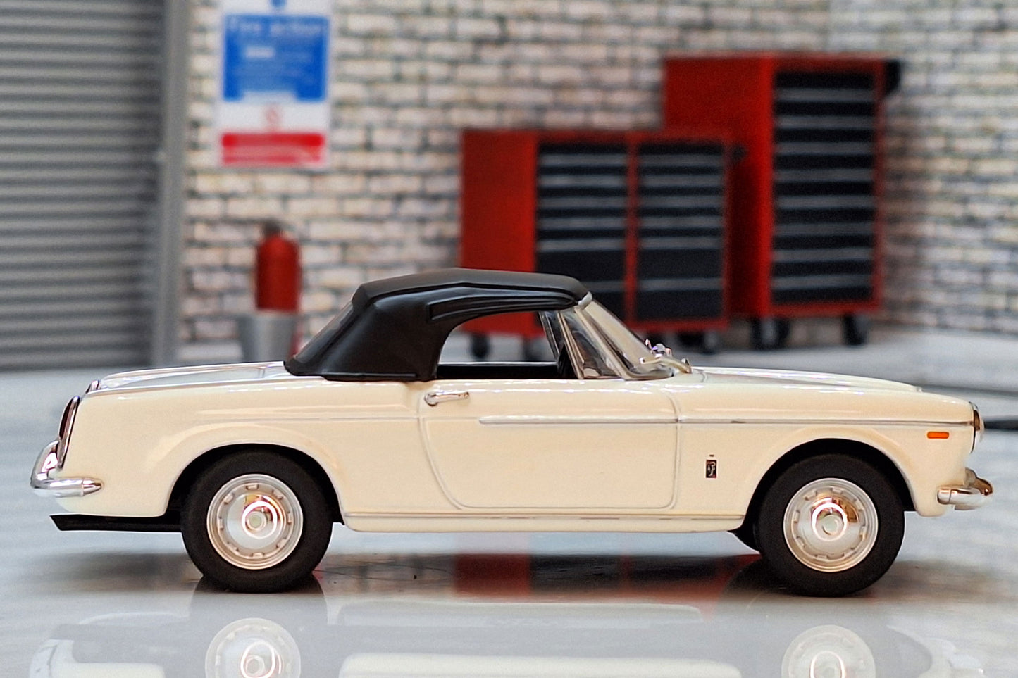 Fiat 1500 Cabriolet - White 1:43 Scale