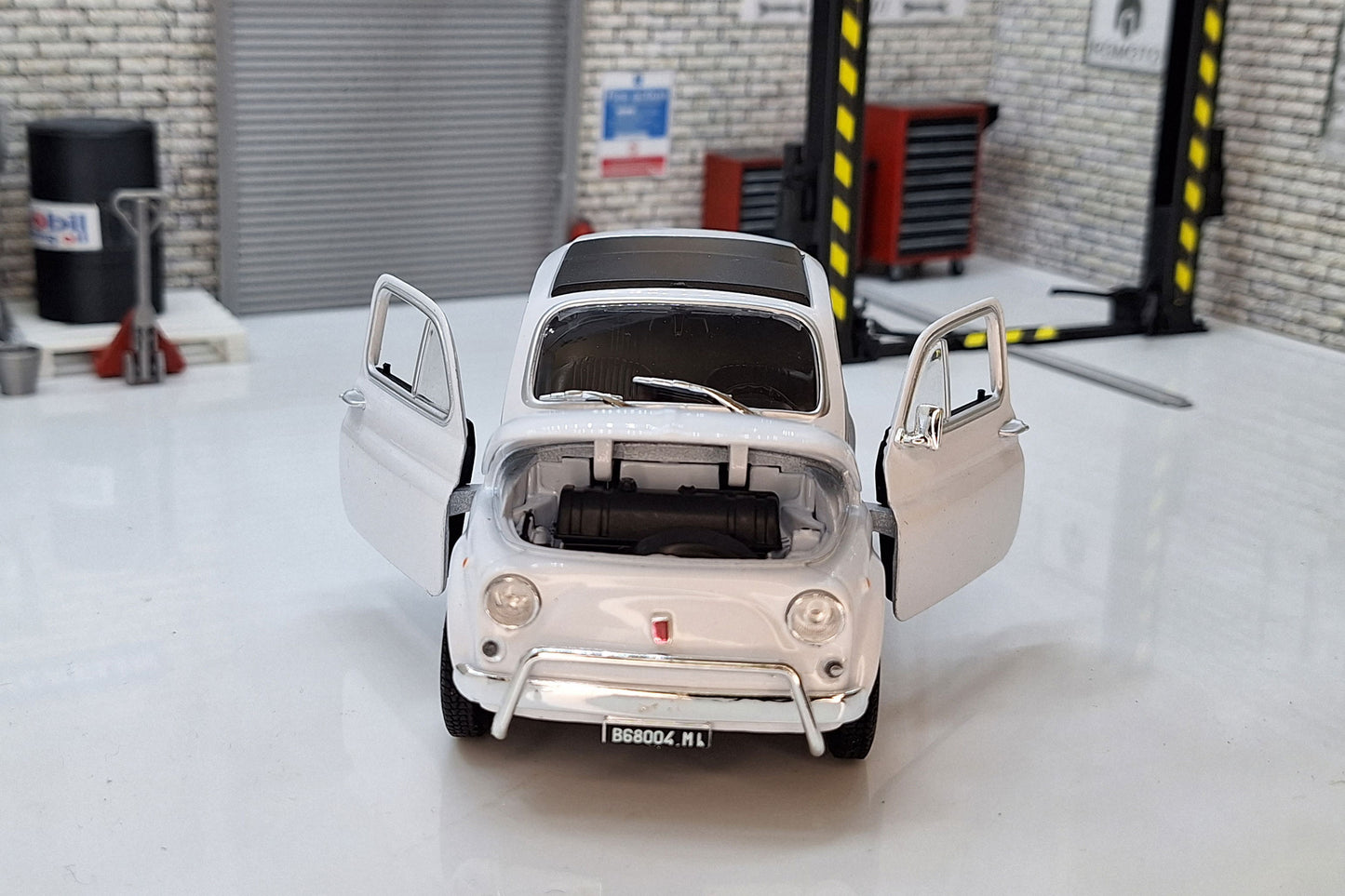 Fiat 500 - White 1:24 Scale Car