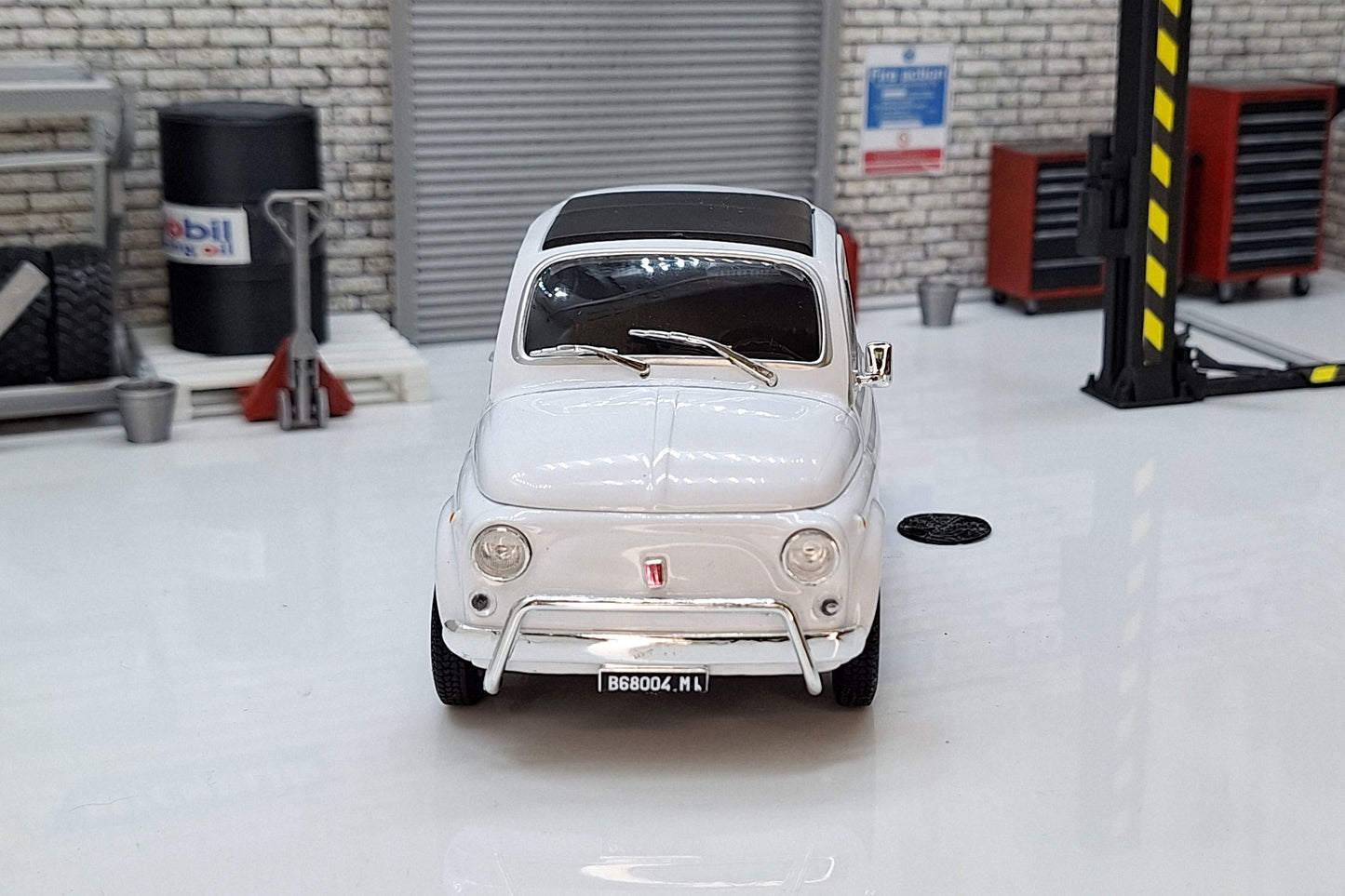 Fiat 500 - White 1:24 Scale Car