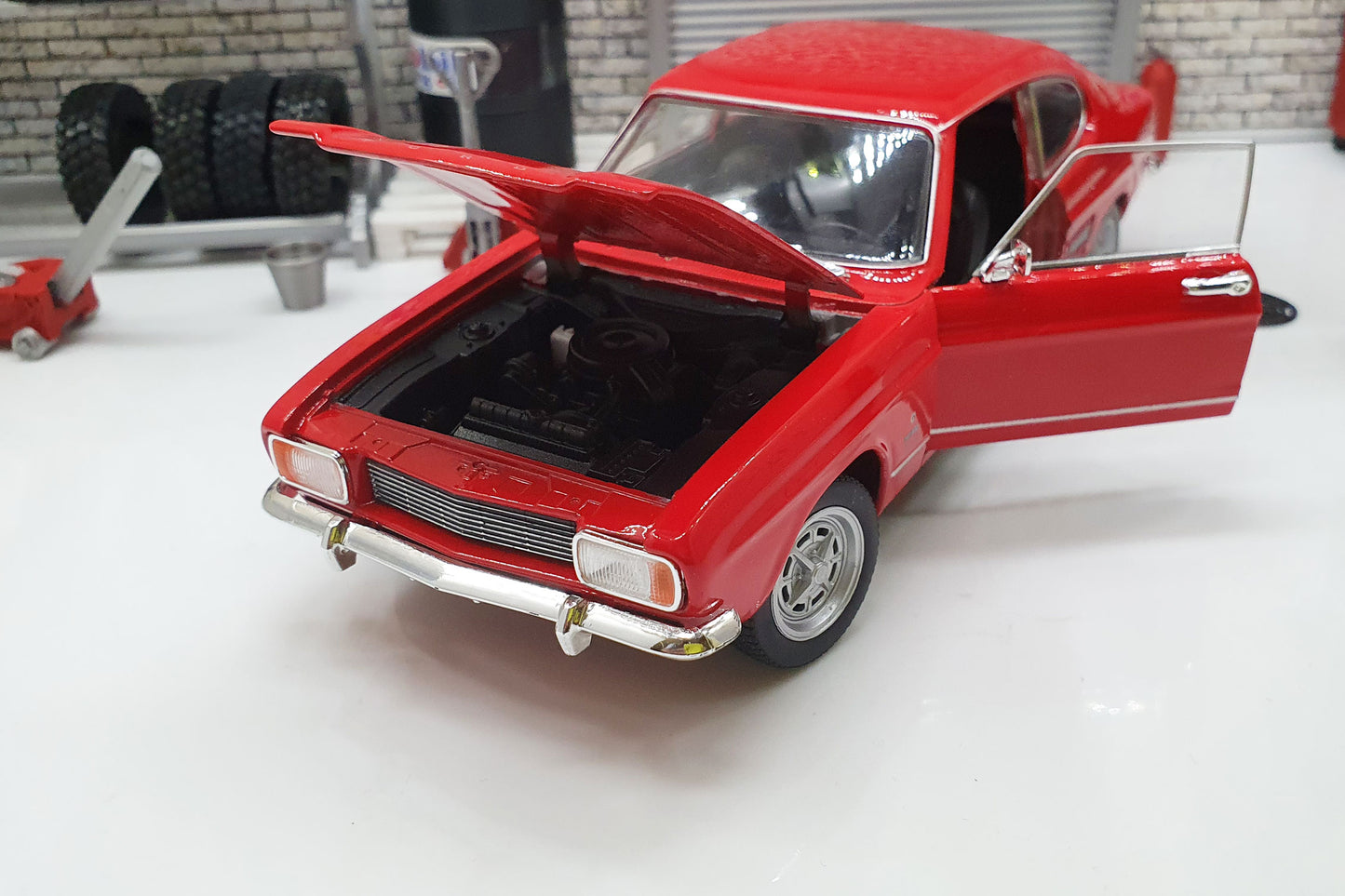 Ford Capri, red, 1969 1:24 Scale Car Model