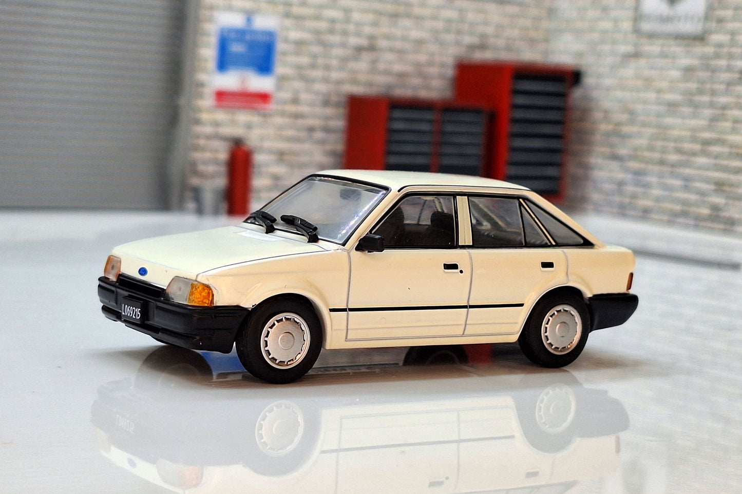 Ford Escort GL White 1988 1:43 Scale