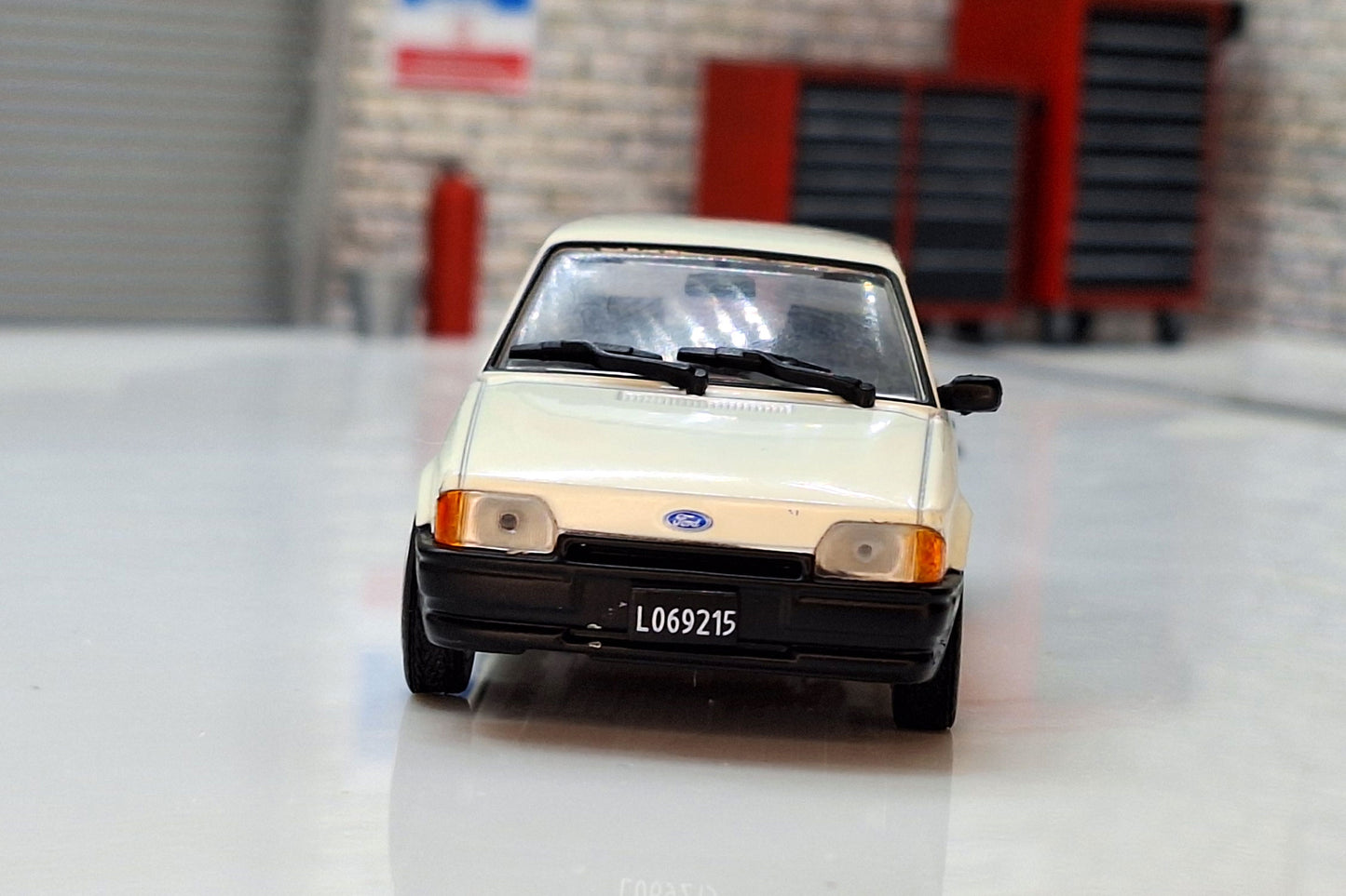 Ford Escort GL White 1988 1:43 Scale