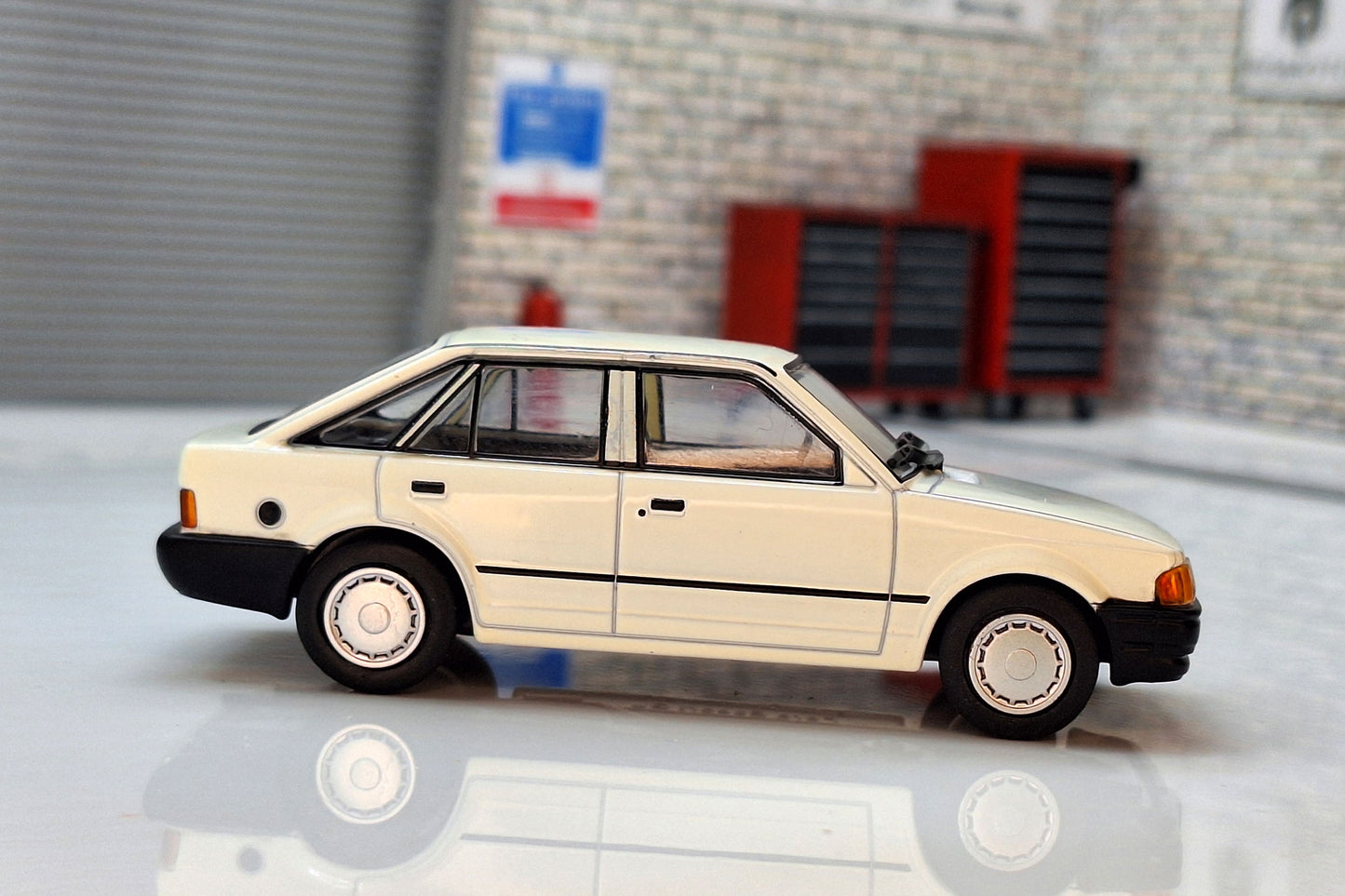 Ford Escort GL White 1988 1:43 Scale