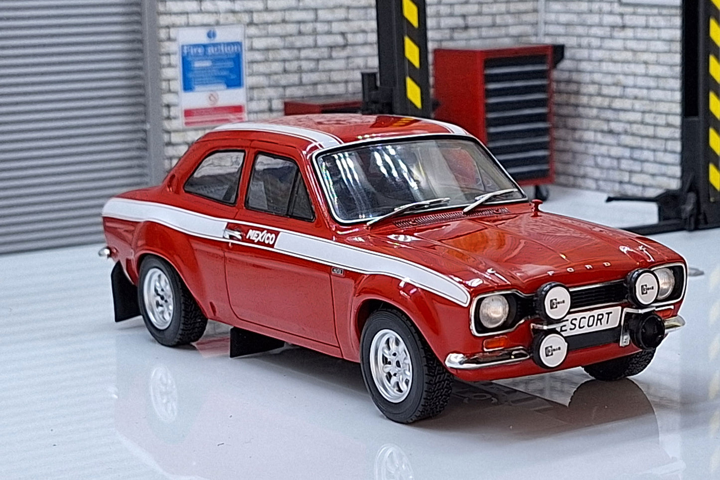 Ford Escort MkII RS 1600 Mexico Red 1970 Rally 1:24Scale Car Model Whitebox