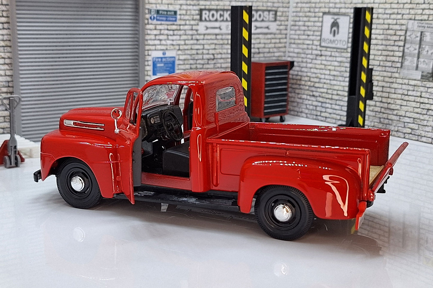 Ford F-1 Pick Up 1948 - Red 1:24 Scale