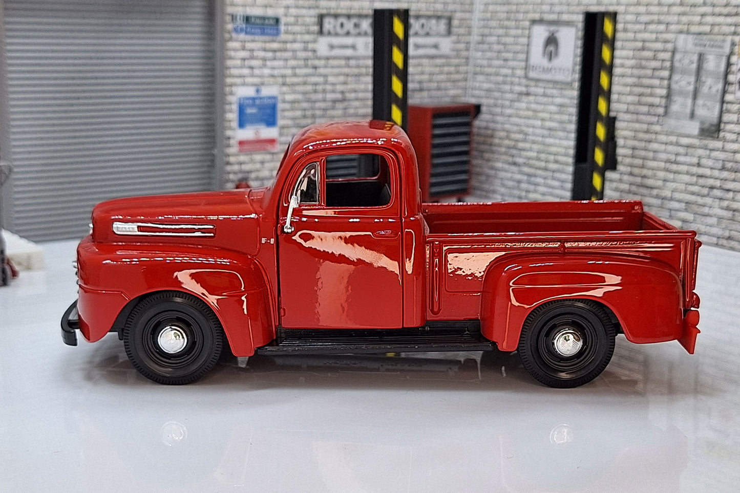 Ford F-1 Pick Up 1948 - Red 1:24 Scale