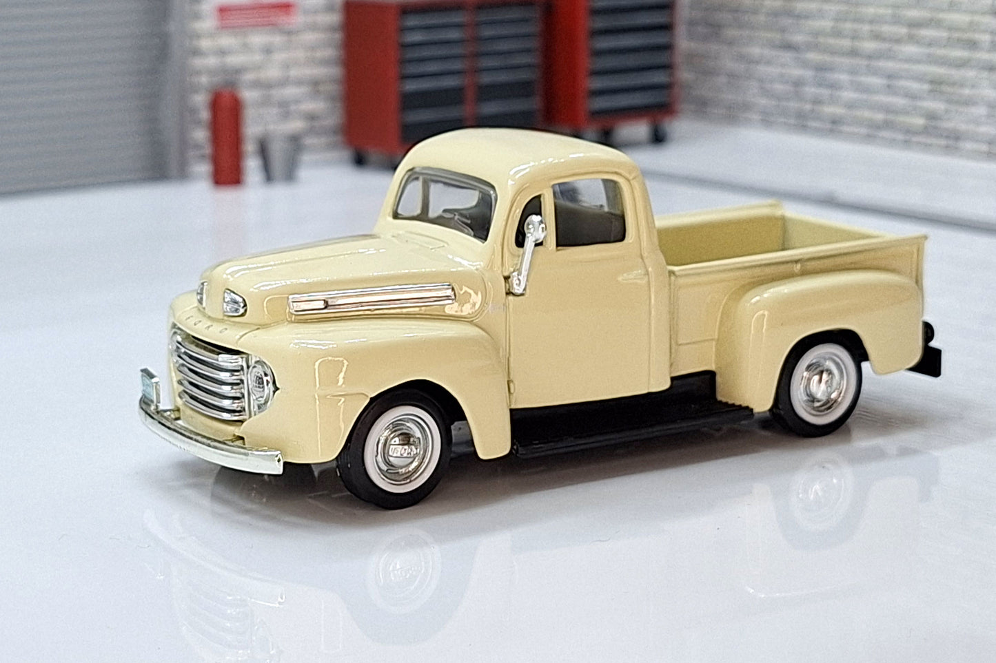 Ford F-1 Pick Up 1948 - Cream 1:43 Scale