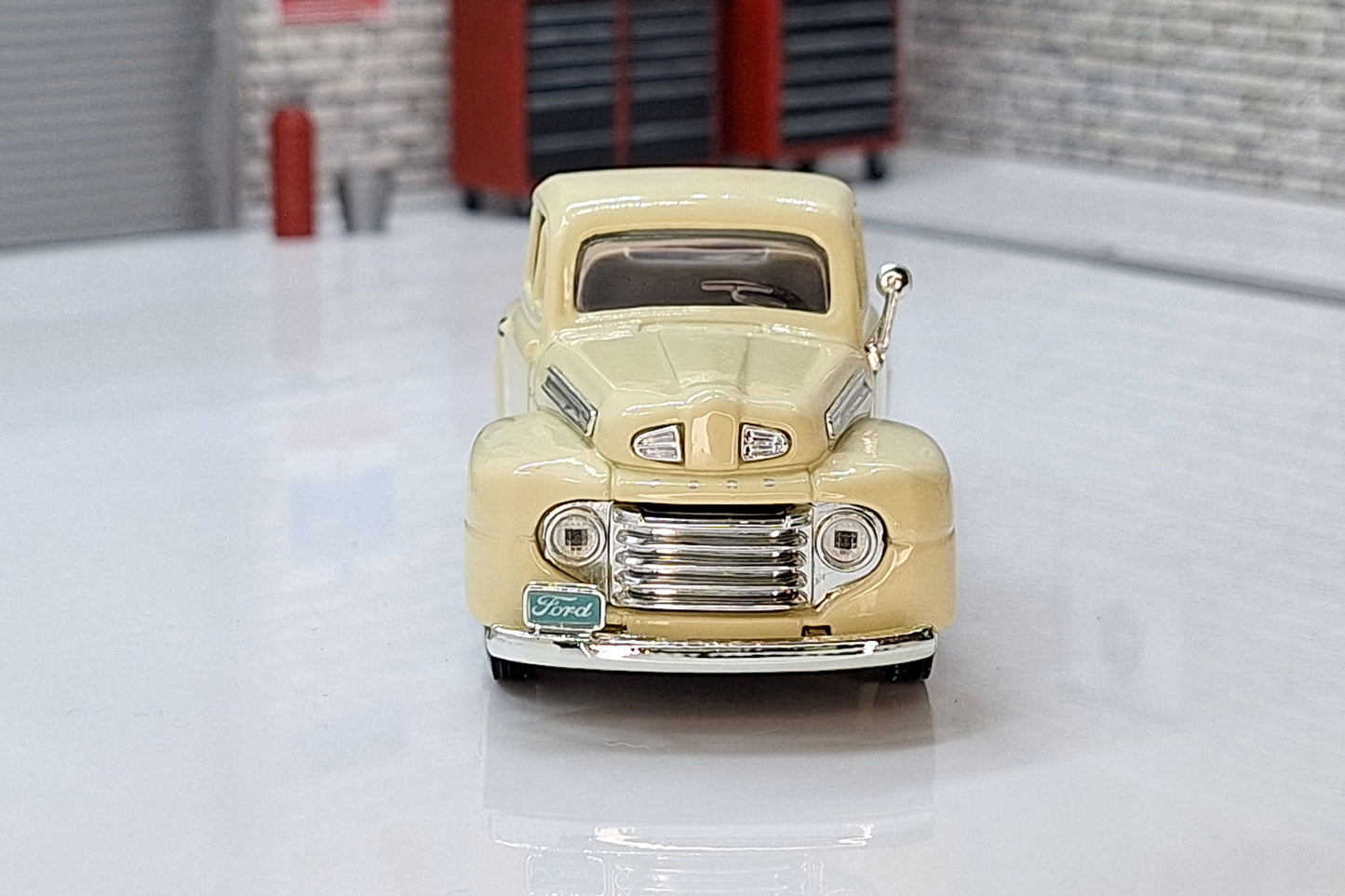 Ford F-1 Pick Up 1948 - Cream 1:43 Scale