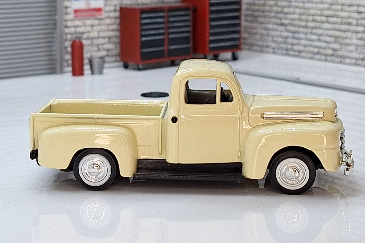 Ford F-1 Pick Up 1948 - Cream 1:43 Scale