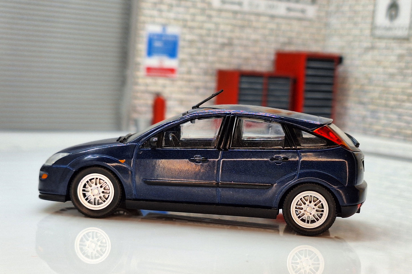 Ford Focus 5dr Hatchback - Blue 1998 1:43 Scale