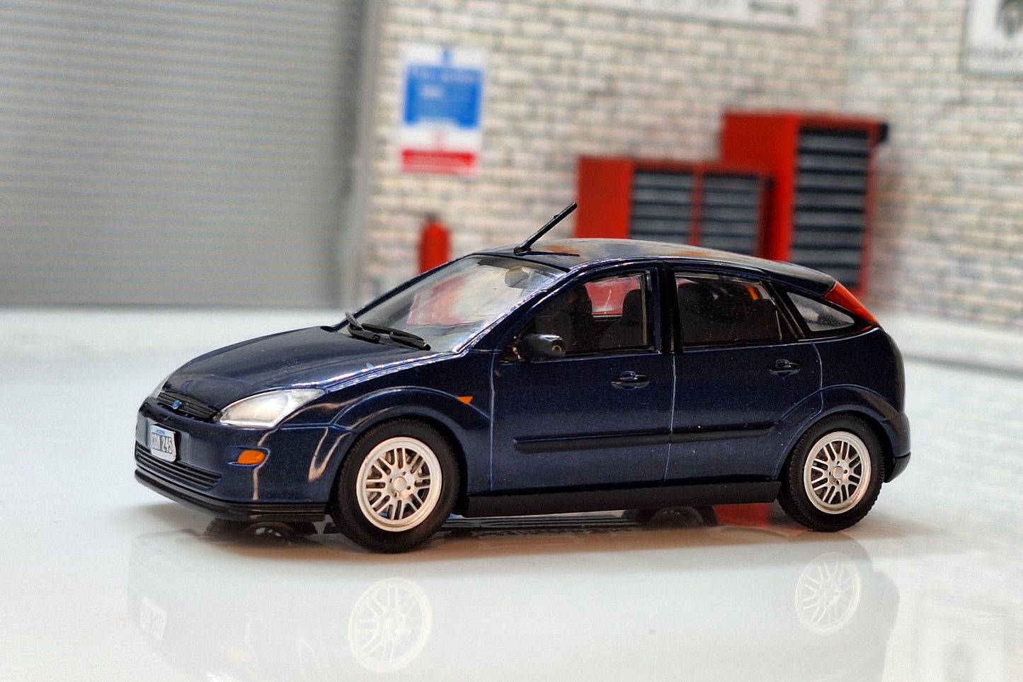 Ford Focus 5dr Hatchback - Blue 1998 1:43 Scale