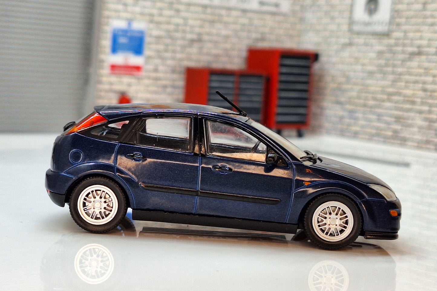 Ford Focus 5dr Hatchback - Blue 1998 1:43 Scale