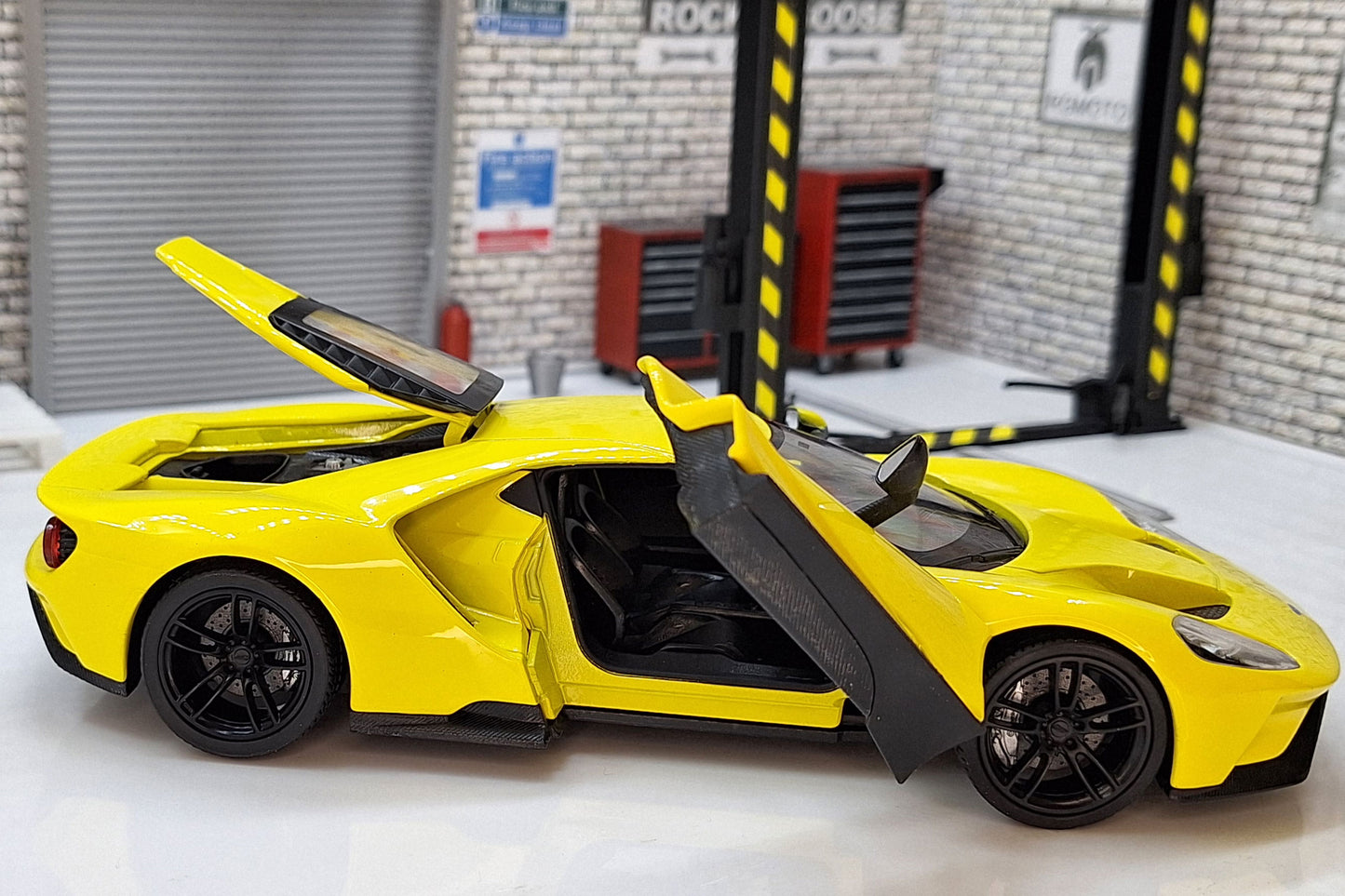 Ford GT Yellow 2017 1:24 Scale Car