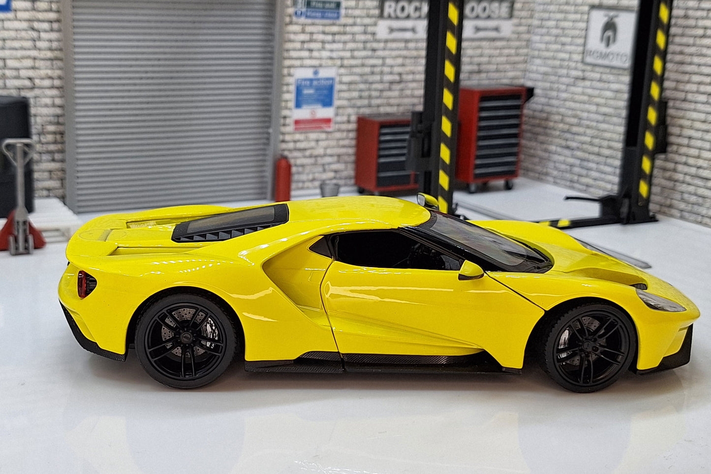 Ford GT Yellow 2017 1:24 Scale Car