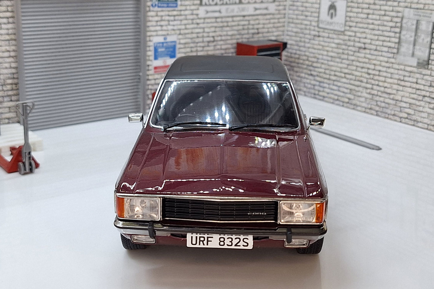 Ford Granada MK I Maroon (RHD) 1:18 Scale Model