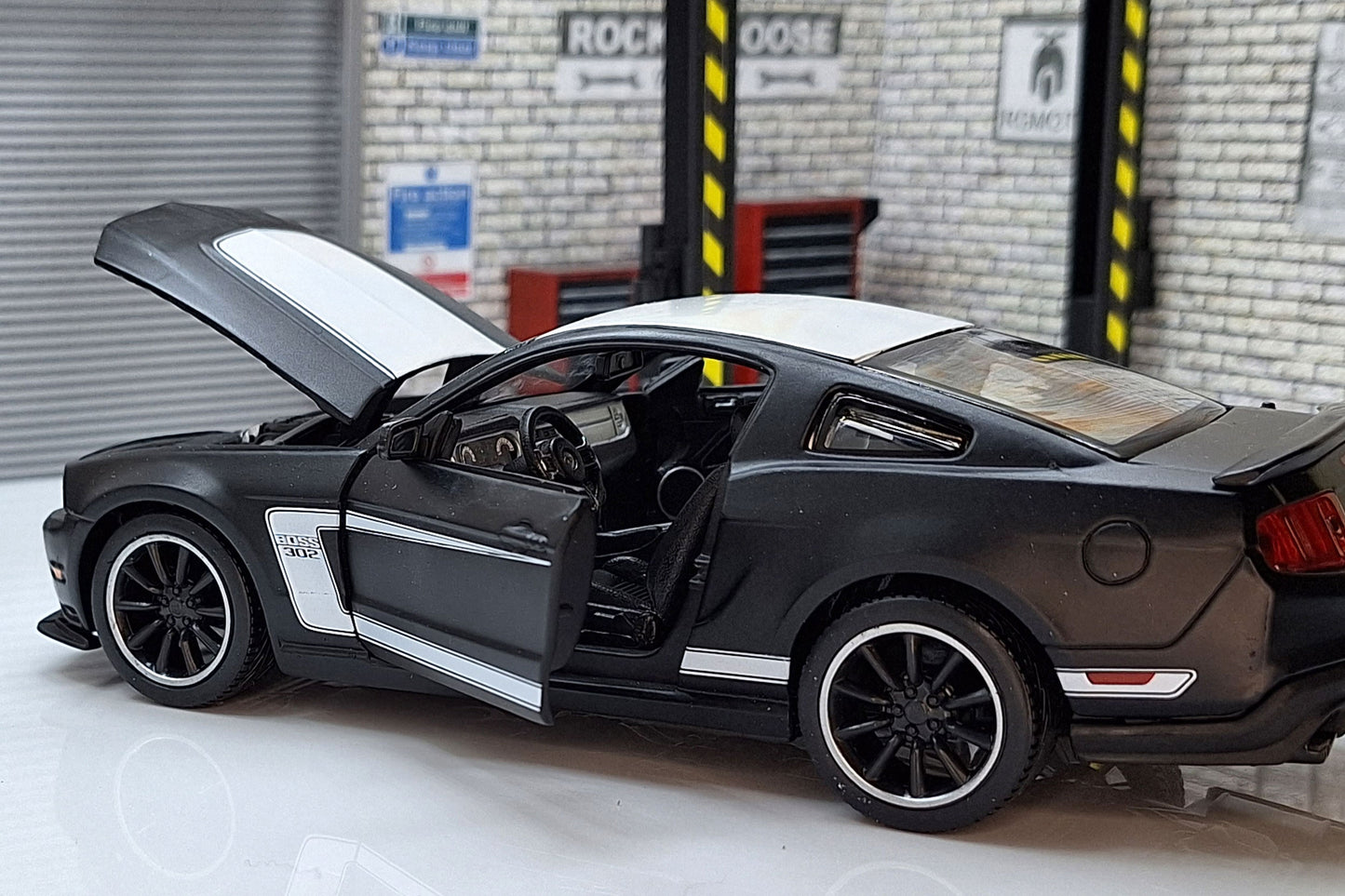 Ford Mustang Black Boss 302 1:24 Scale Car