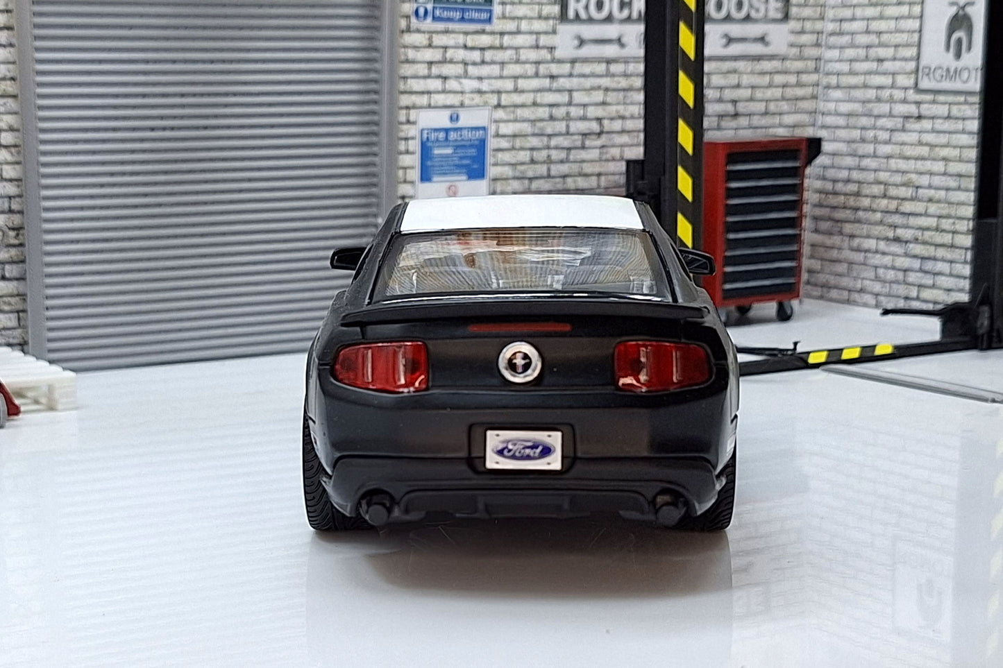 Ford Mustang Black Boss 302 1:24 Scale Car