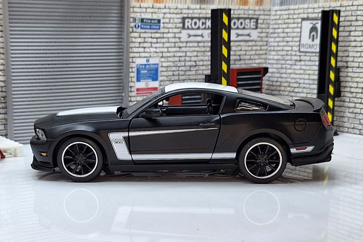 Ford Mustang Black Boss 302 1:24 Scale Car