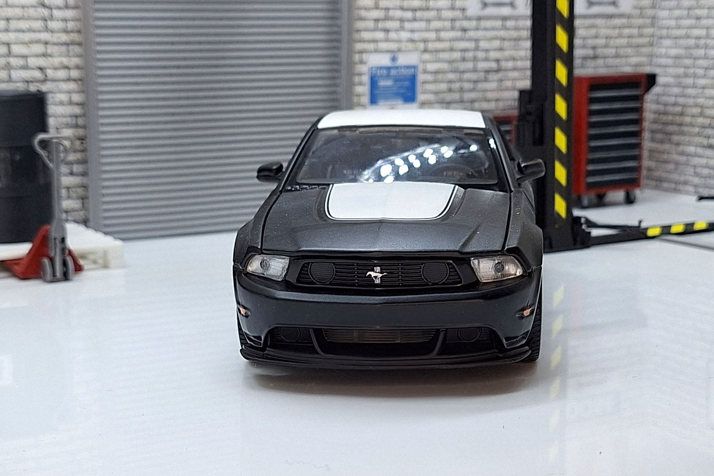 Ford Mustang Black Boss 302 1:24 Scale Car