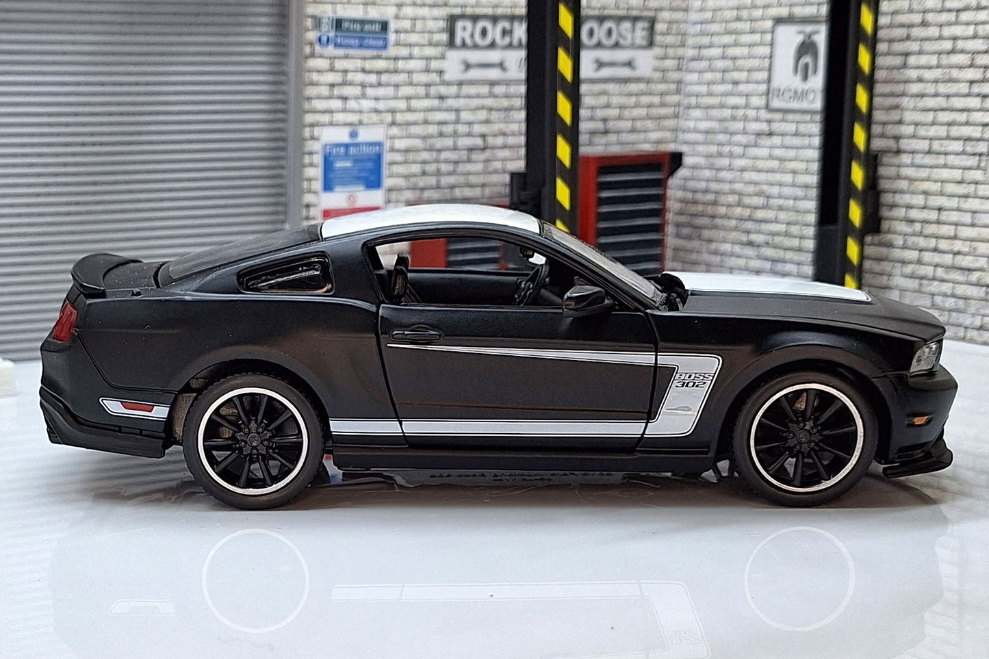 Ford Mustang Black Boss 302 1:24 Scale Car