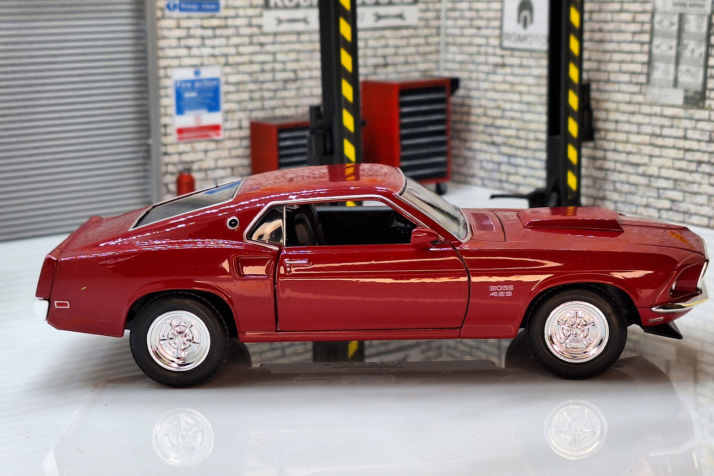 Ford Mustang Boss 429, Red, 1969 1:24 Scale Car