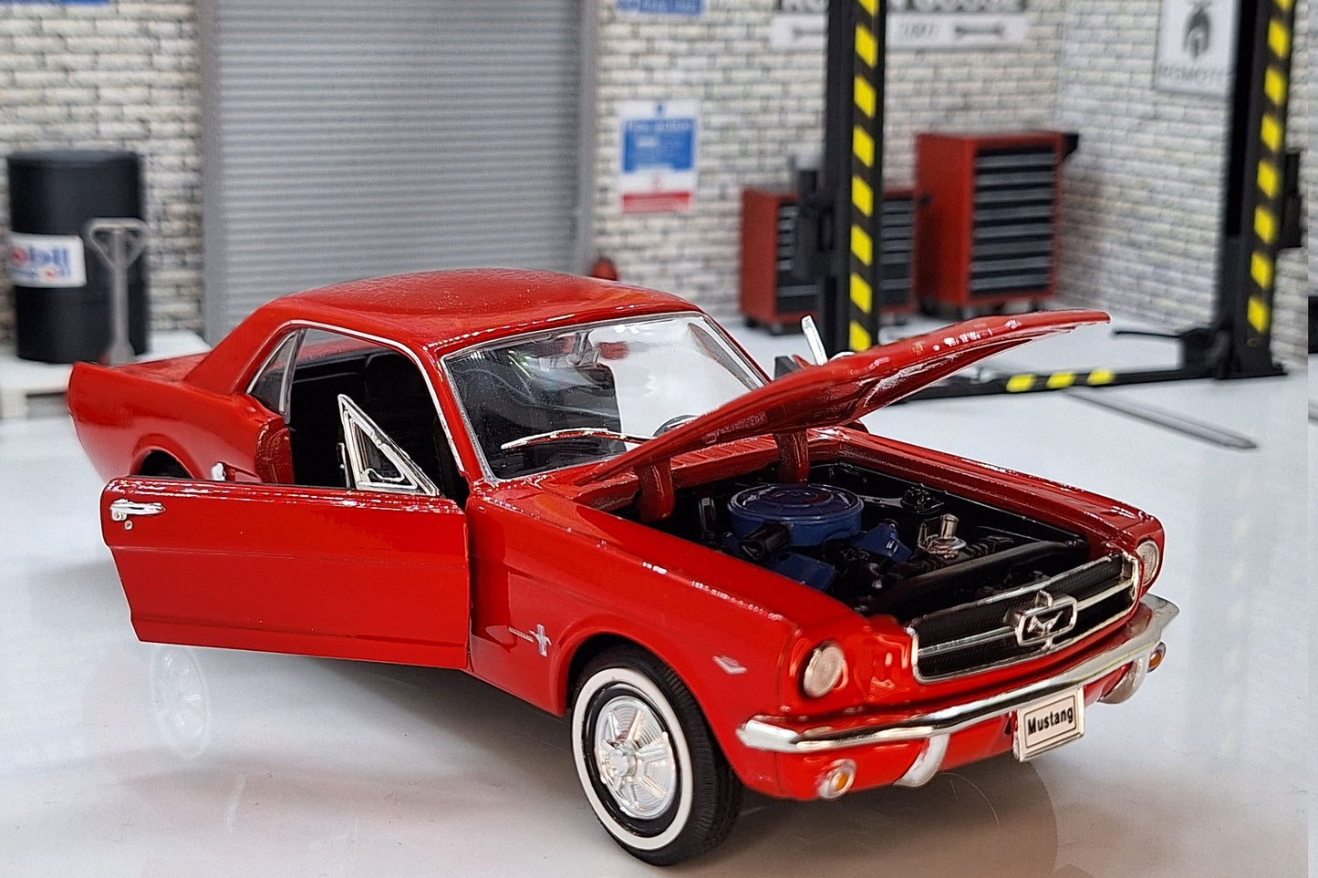 Ford Mustang Coupe 1964 Red 1:24 Scale Car