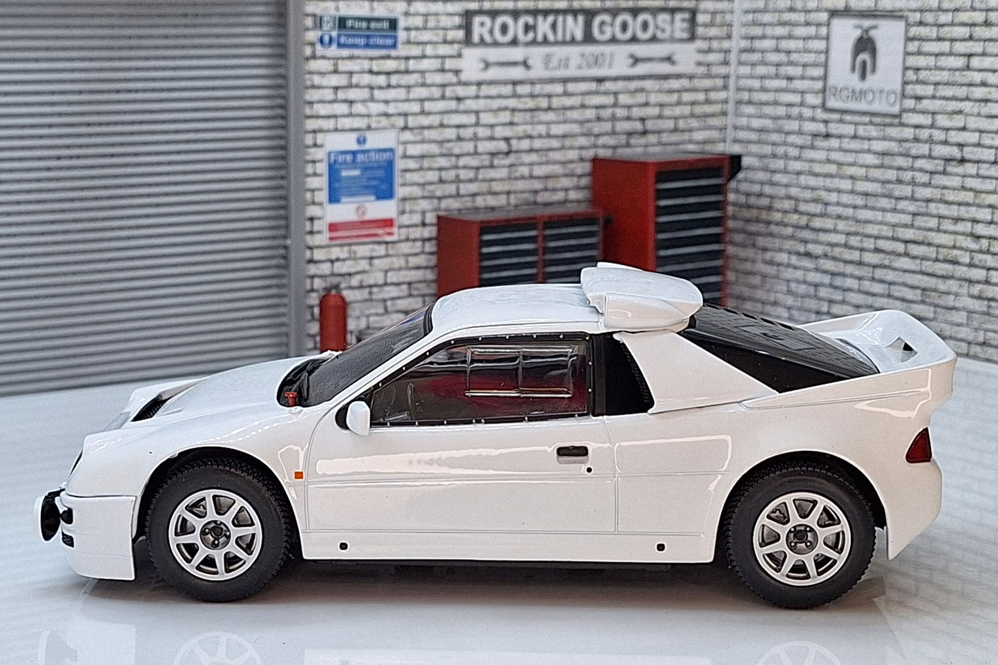 Ford RS 200 White 1984 1:24 Scale Car Model