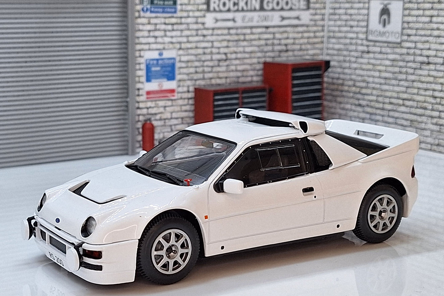 Ford RS 200 White 1984 1:24 Scale Car Model