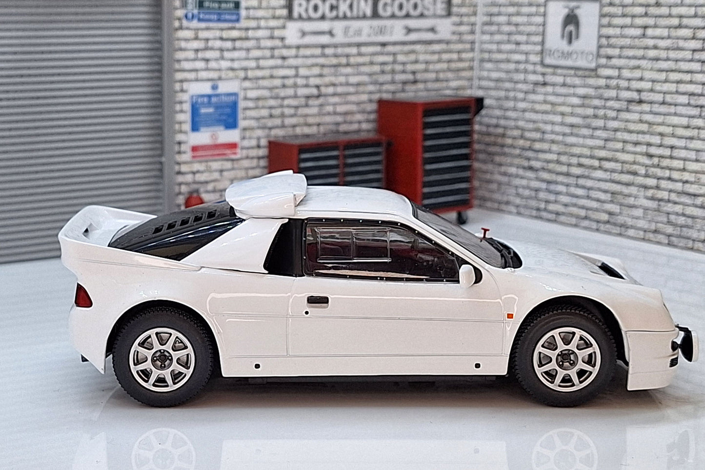 Ford RS 200 White 1984 1:24 Scale Car Model