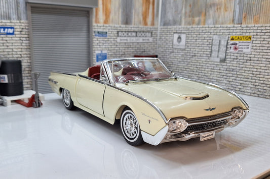 Ford Thunderbird 1962 - Convertible 1:18 Scale Deluxe Model by Welly