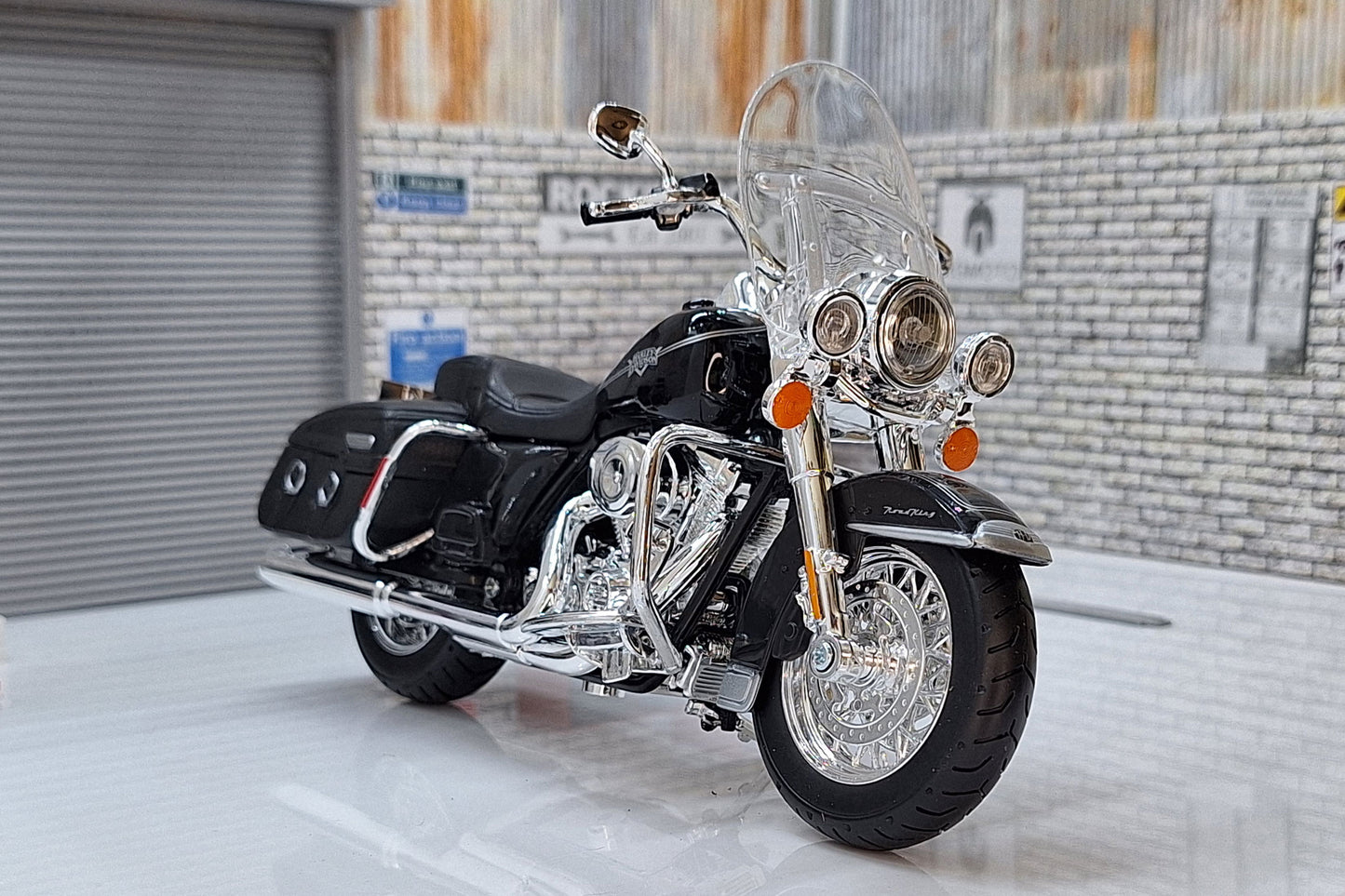 Harley Davidson FLHRC Road King 2013 Black 1:12 Scale Model