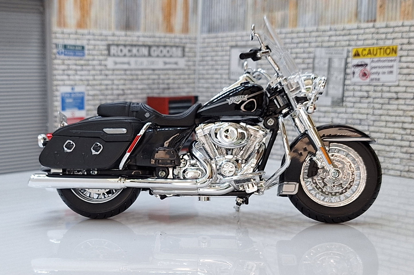 Harley Davidson FLHRC Road King 2013 Black 1:12 Scale Model