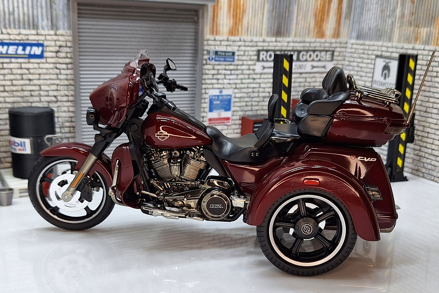 HARLEY DAVIDSON CVO Tri Glide 2021 1:12 Scale Model Trike