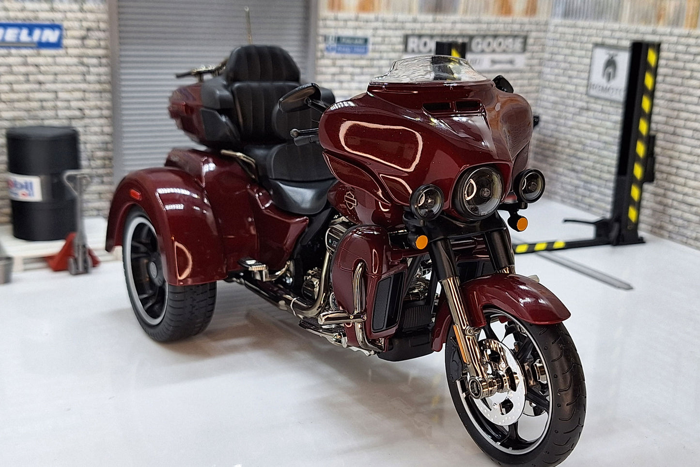 HARLEY DAVIDSON CVO Tri Glide 2021 1:12 Scale Model Trike