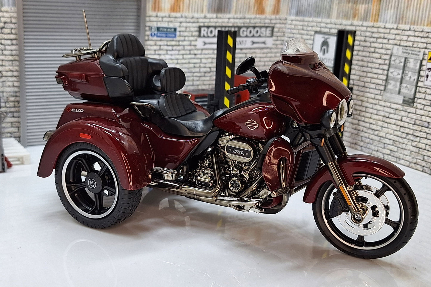 HARLEY DAVIDSON CVO Tri Glide 2021 1:12 Scale Model Trike