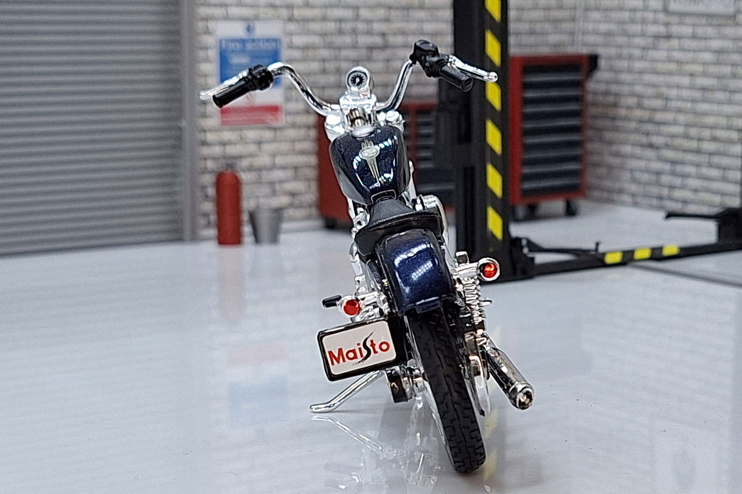 Harley Davidson 2012 XL 1200V Seventy-Two - Blue 1:18 Scale