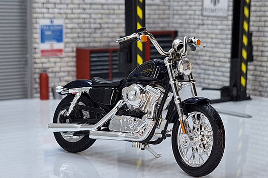 Harley Davidson 2012 XL 1200V Seventy-Two - Blue 1:18 Scale